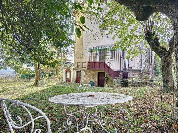 Tournus (71700) TOURNUS : Château + Maison et granges sur 1,6 hectare avec vue panoramique sur la Saône.