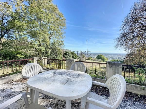 Tournus (71700) TOURNUS : Château + Maison et granges sur 1,6 hectare avec vue panoramique sur la Saône.