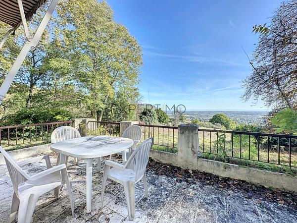 Tournus (71700) TOURNUS : Château + Maison et granges sur 1,6 hectare avec vue panoramique sur la Saône.