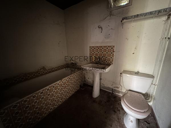 Tournus (71700) TOURNUS : Château + Maison et granges sur 1,6 hectare avec vue panoramique sur la Saône.