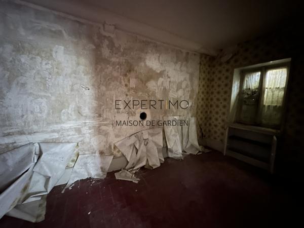 Tournus (71700) TOURNUS : Château + Maison et granges sur 1,6 hectare avec vue panoramique sur la Saône.