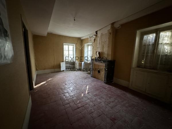 Tournus (71700) TOURNUS : Château + Maison et granges sur 1,6 hectare avec vue panoramique sur la Saône.