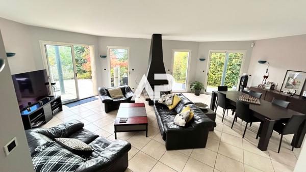 Maison d'architecte ? volumes, lumière et prestations haut de gamme €862 000 ** - Référence 1459