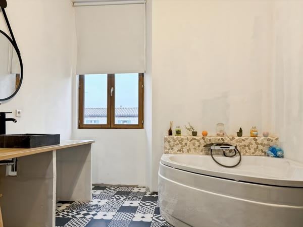 Châteaurenard (13160) Maison de ville rénovée 4 chambres avec bassin et garage