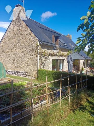 Longère rénovée 3 chambres. Terrain env 1190 m2