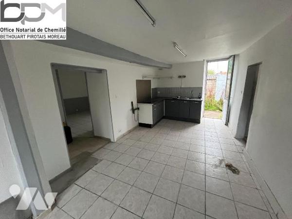 Maison d'environ 76 m² à rénover, comprenant : salon-séjour, chambre, bureau, salle d'eau et WC...