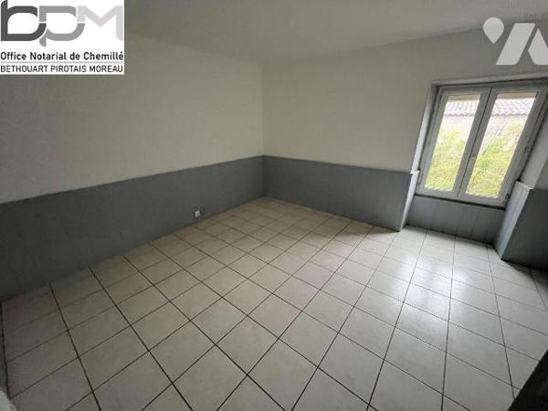 Maison d'environ 76 m² à rénover, comprenant : salon-séjour, chambre, bureau, salle d'eau et WC...