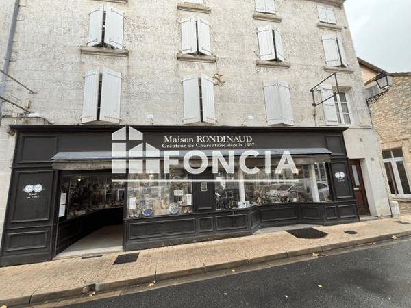 Location Maison 4 pièces 178.4 m² - 43 RUE DES HALLES La Rochefoucauld 16110