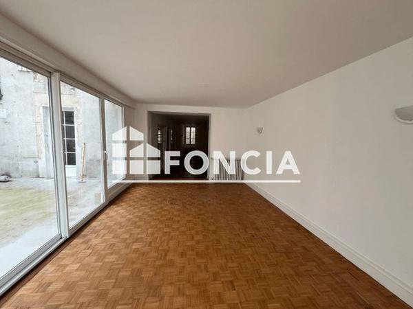 Location Maison 4 pièces 178.4 m² - 43 RUE DES HALLES La Rochefoucauld 16110