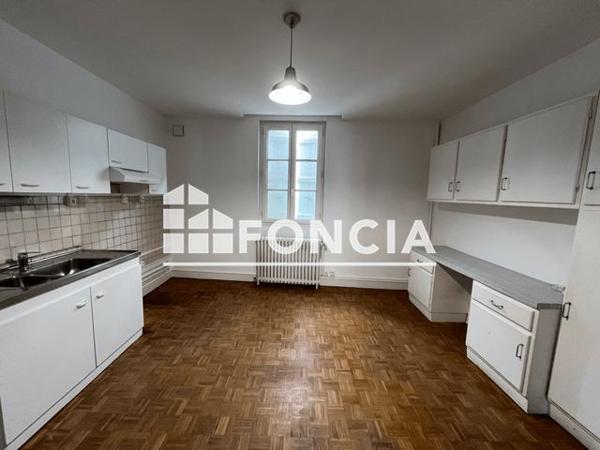 Location Maison 4 pièces 178.4 m² - 43 RUE DES HALLES La Rochefoucauld 16110