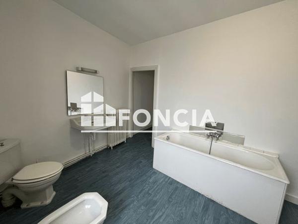 Location Maison 4 pièces 178.4 m² - 43 RUE DES HALLES La Rochefoucauld 16110