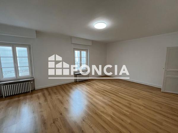 Location Maison 4 pièces 178.4 m² - 43 RUE DES HALLES La Rochefoucauld 16110