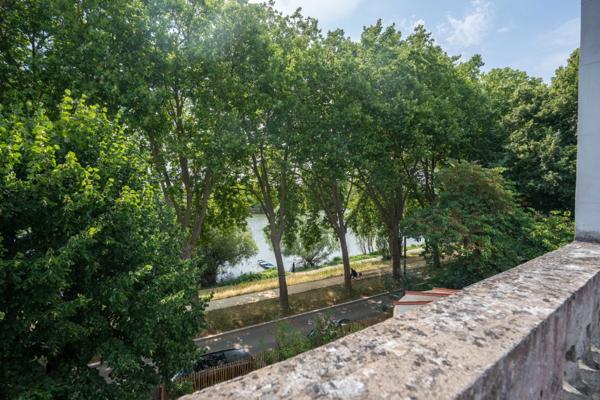 Vue carte postale sur la Maine : Maison atypique et appartement séparé de 300 m2 jouant sur les volumes, la lumière et les perspectives