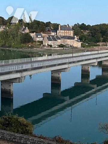 Idéalement situé à Saint-Cast-Le-Guildo au bord de l'Arguenon un restaurant  composé : 
D'une ...
