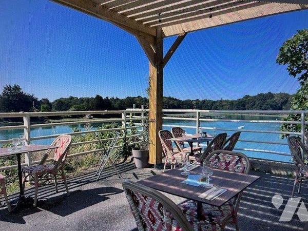 Idéalement situé à Saint-Cast-Le-Guildo au bord de l'Arguenon un restaurant  composé : 
D'une ...