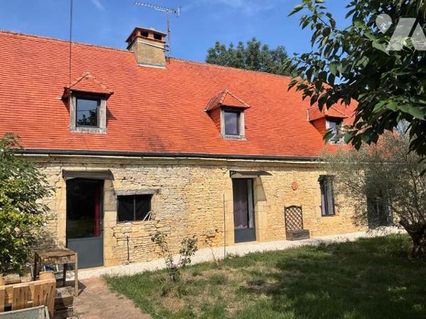 A VENDRE : Située à environ 15km au sud-ouest de GOURDON (Lot - 46) propriété en pierre composé...