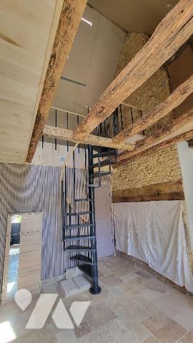 A VENDRE : Située à environ 15km au sud-ouest de GOURDON (Lot - 46) propriété en pierre composé...