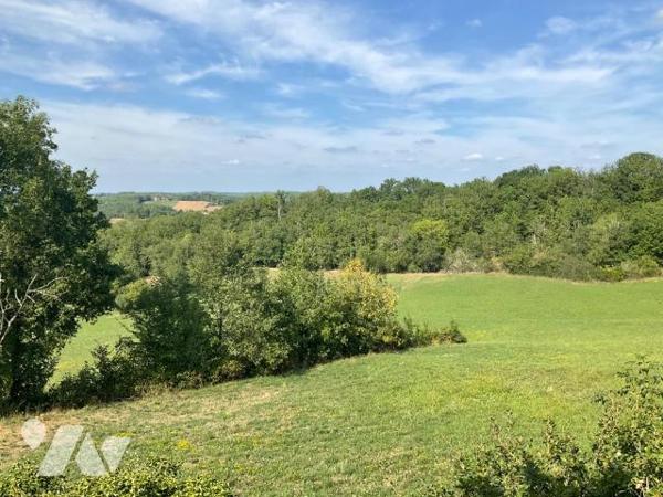 A VENDRE : Située à environ 15km au sud-ouest de GOURDON (Lot - 46) propriété en pierre composé...