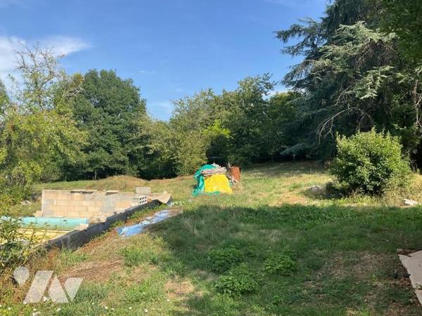 A VENDRE : Située à environ 15km au sud-ouest de GOURDON (Lot - 46) propriété en pierre composé...