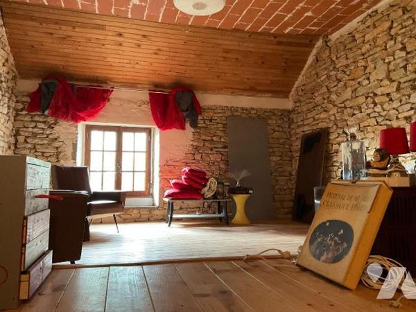 A VENDRE : Située à environ 15km au sud-ouest de GOURDON (Lot - 46) propriété en pierre composé...