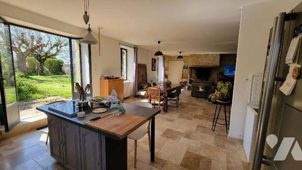 A VENDRE : Située à environ 15km au sud-ouest de GOURDON (Lot - 46) propriété en pierre composé...