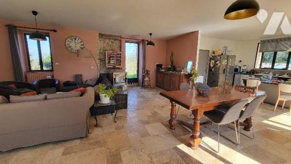 A VENDRE : Située à environ 15km au sud-ouest de GOURDON (Lot - 46) propriété en pierre composé...