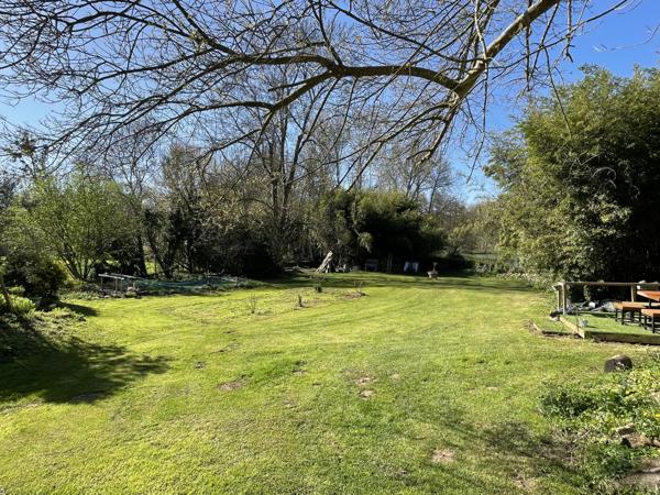 Vue lac, parc arboré, rivière et terrain de 3000 m² – 3 chambres, potentiel d'agrandissement par le grenier -