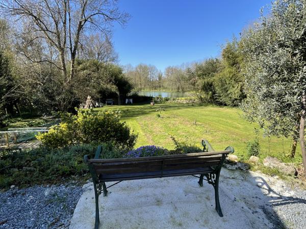 Vue lac, parc arboré, rivière et terrain de 3000 m² – 3 chambres, potentiel d'agrandissement par le grenier -