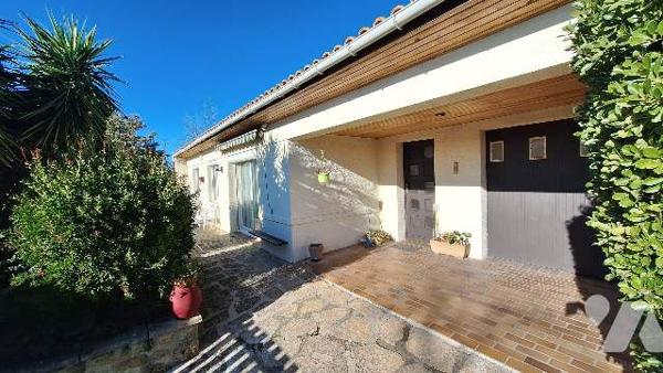 Maison Traditionnelle sur sous sol  garage piscine