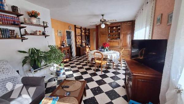 Maison Traditionnelle sur sous sol  garage piscine