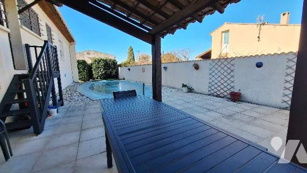 Maison Traditionnelle sur sous sol  garage piscine