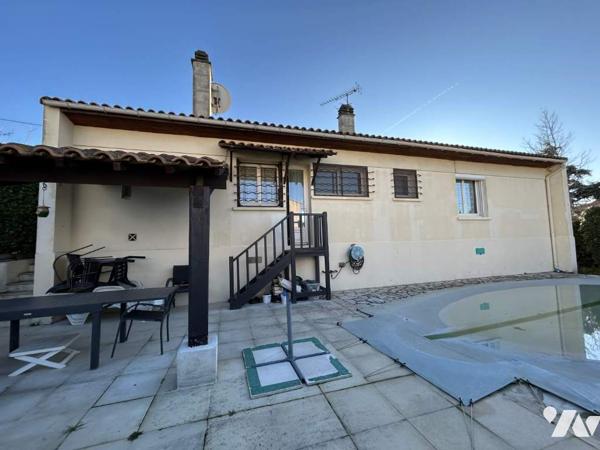 Maison Traditionnelle sur sous sol  garage piscine