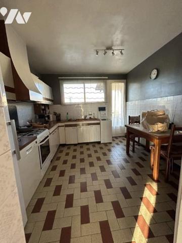 Maison Traditionnelle sur sous sol  garage piscine