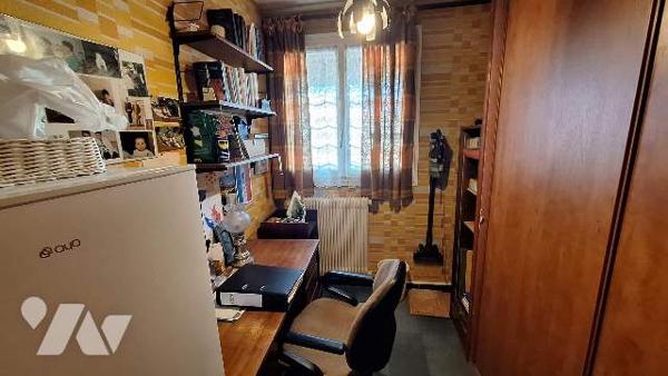 Maison Traditionnelle sur sous sol  garage piscine