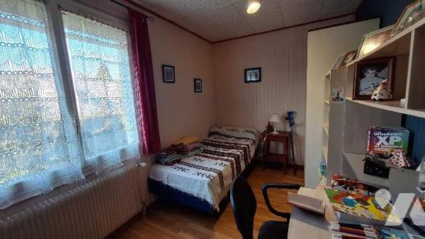 Maison Traditionnelle sur sous sol  garage piscine