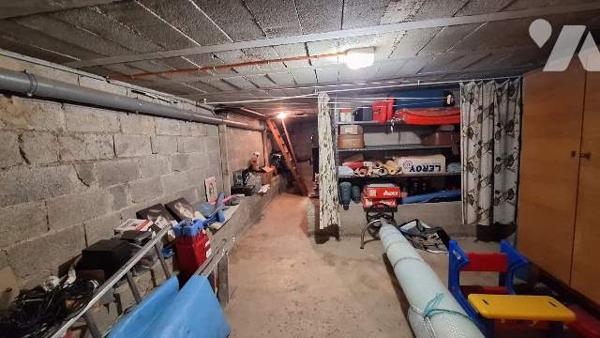 Maison Traditionnelle sur sous sol  garage piscine