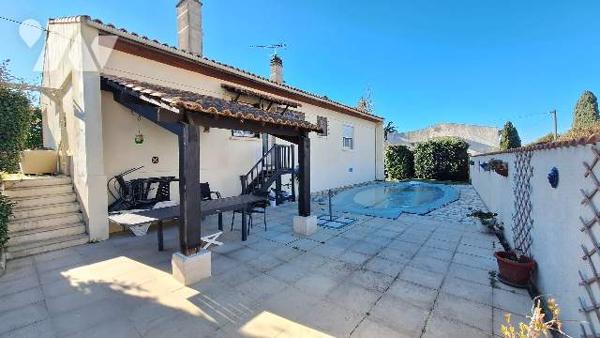 Maison Traditionnelle sur sous sol  garage piscine