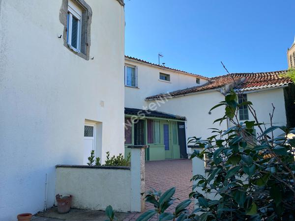 Maison principale de 151m² et 2nd maison de 96m² sur la commune de Geay