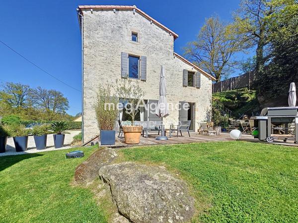 Maison à Saint-Laurent-sur-Sèvre, 85290 - 10 pièces 320m²