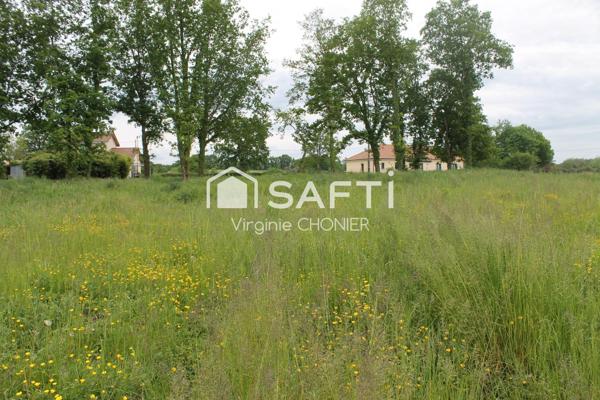 Saint Etienne de Vicq Terrain plat de 1703m2 libre constructeur