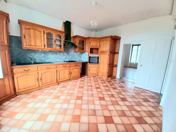 Maison à FOUGERES, 35300 - 11 pièces 250m²