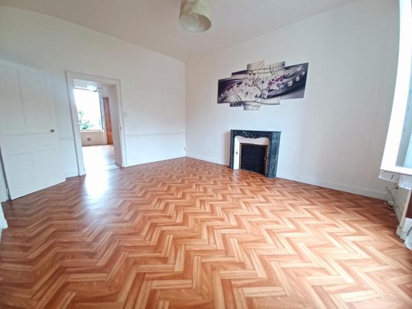 Maison à FOUGERES, 35300 - 11 pièces 250m²