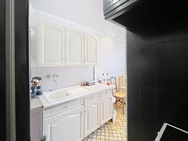 T2/3 avec exterieur stationnement et gardien 13010