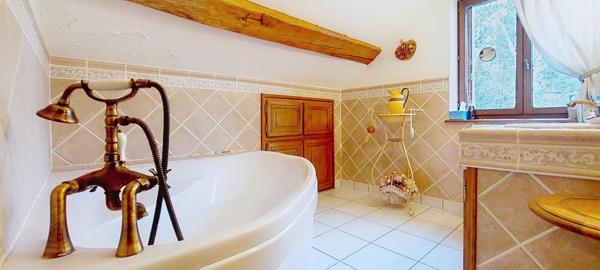 CAMPING AUX PORTES DE BEAUNE:  46 EMPLACEMENTS AVEC MAISON D'EXPLOITATION