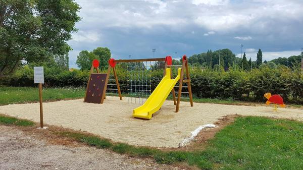 CAMPING AUX PORTES DE BEAUNE:  46 EMPLACEMENTS AVEC MAISON D'EXPLOITATION