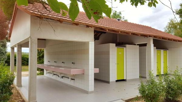 CAMPING AUX PORTES DE BEAUNE:  46 EMPLACEMENTS AVEC MAISON D'EXPLOITATION