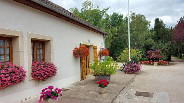 CAMPING AUX PORTES DE BEAUNE:  46 EMPLACEMENTS AVEC MAISON D'EXPLOITATION