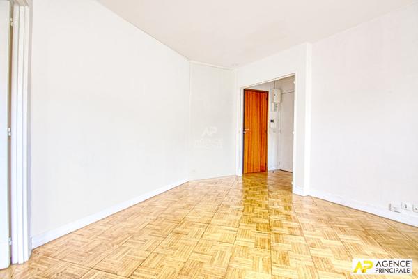 Versailles Notre-Dame les Prés Appartement 2 pièces 42 m² carrez situé au 1er étage avec ascenseur, balcon, cave et parking en sous-sol €370 000 ** - Référence 27688