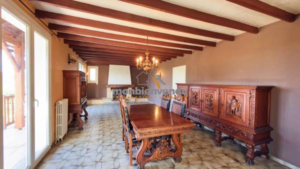 Maison familiale avec 6 chambres et sous-sol complet