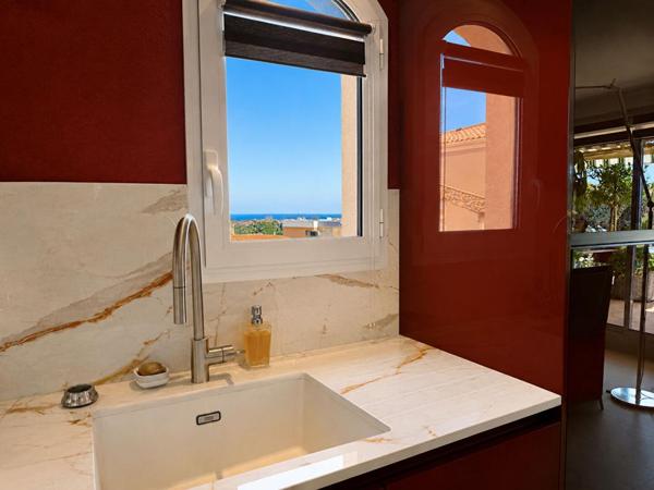 BORMES-LES-MIMOSAS - LE PIN - APPARTEMENT VUE MER AUX ALLURES DE VILLA